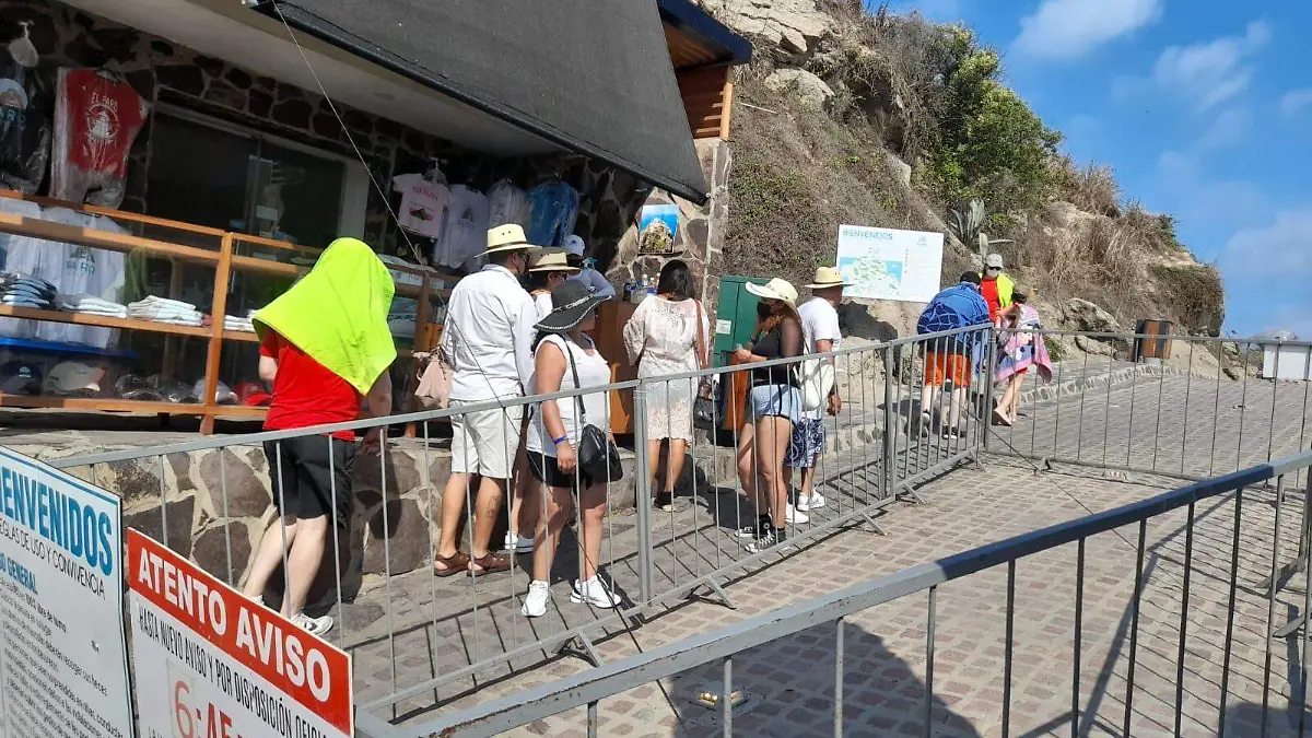 Turistas recienteb las altas temperaturas y calor4